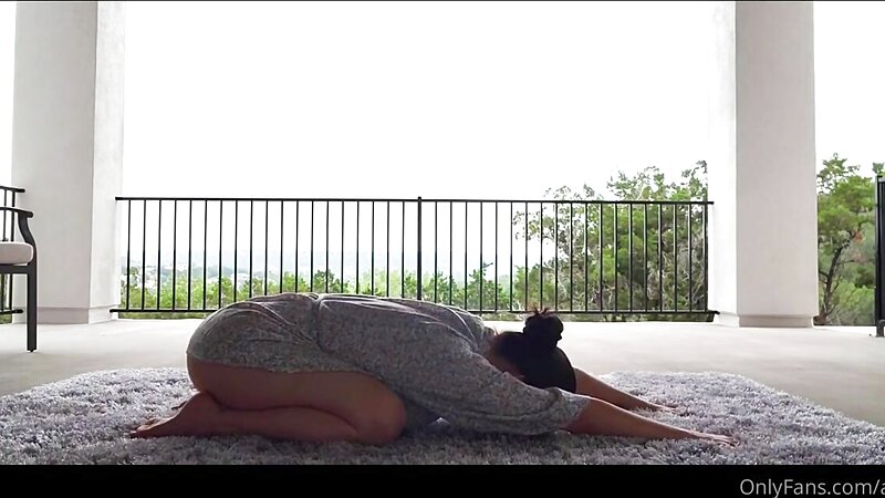 Alinity Hot Nude Yoga