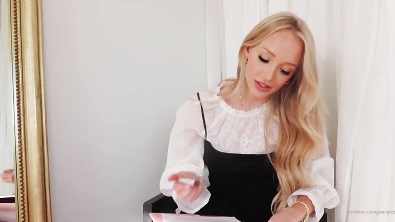 GwenGwiz Nude Stripteasing and Pussy Fingering