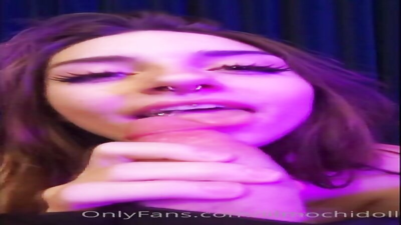 Lilmochidoll Cute Teen Giving a Blowjob