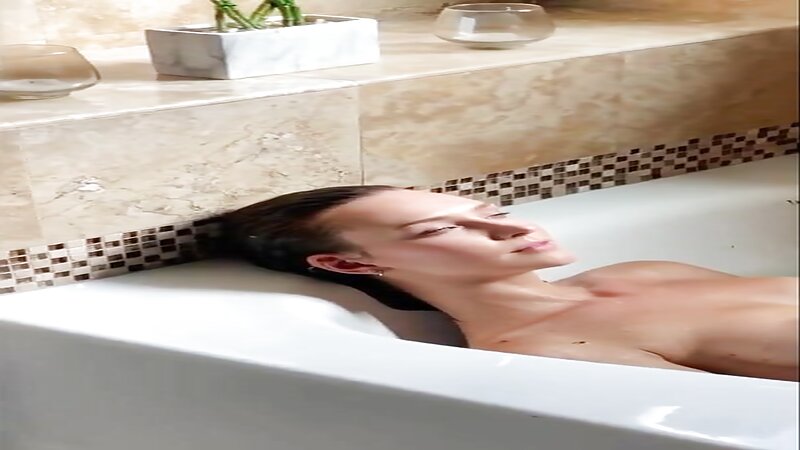 Rachel Cook Nude Bathtub Fun