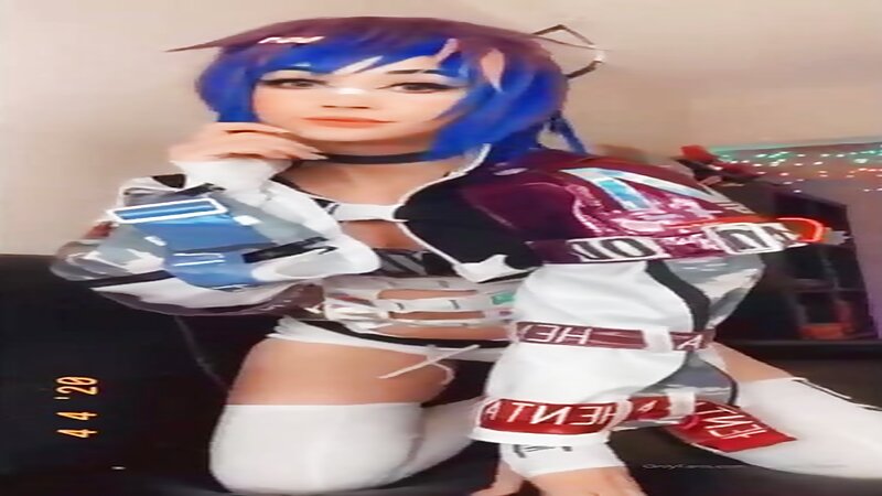 Purple_Bitch Masturbating Solo