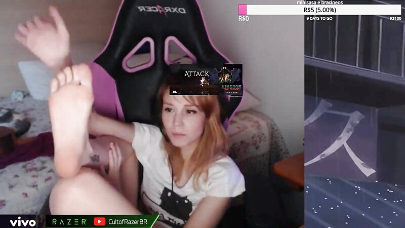 Teen Streamer Playing With Her Feet
