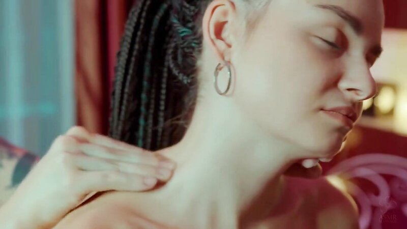 Yolana Giving Amazonica an ASMR Shoulder Massage