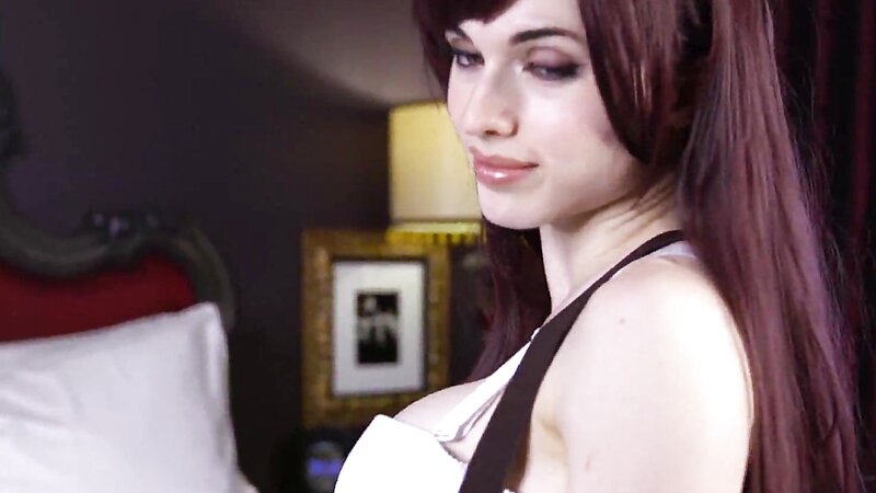 Amouranth Sexy Tifa Cosplay Stripteasing