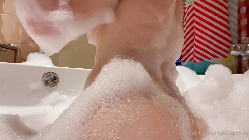 Cute Geekie Sensualizing Her Beautiful Ass