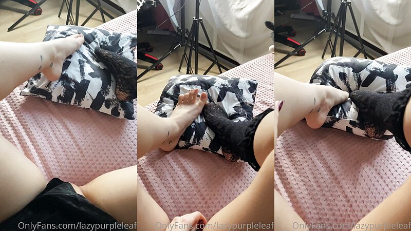 Purple Leaf Naked Showing Pussy and Feet
