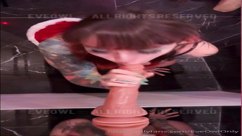 EveOwl Nude Sucking and Fucking a Dildo