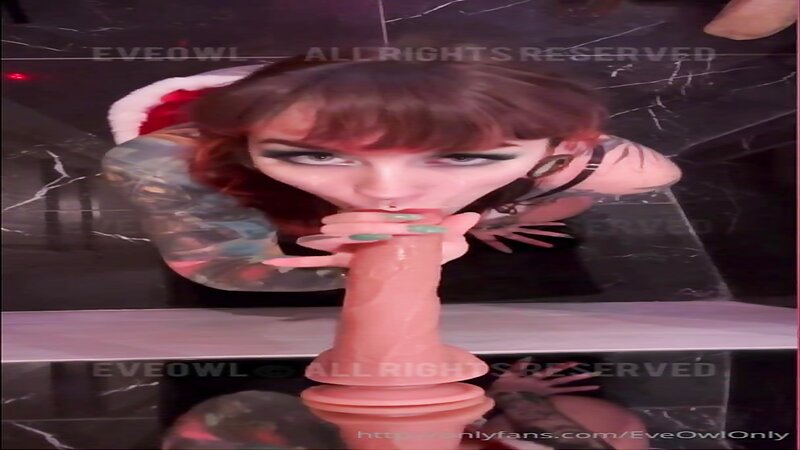 EveOwl Nude Sucking and Fucking a Dildo