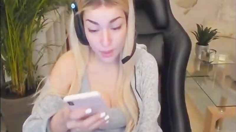 HelenaLive Hot Twitch Stripteasing