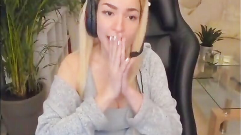 HelenaLive Hot Twitch Stripteasing