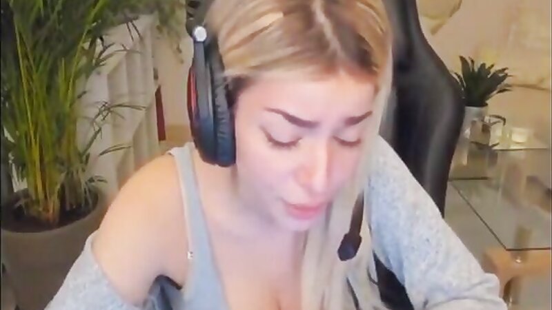 HelenaLive Hot Twitch Stripteasing