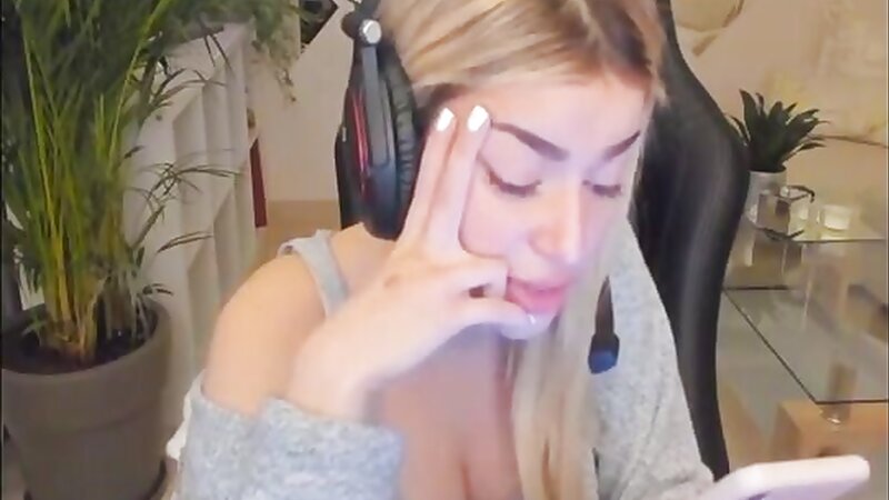 HelenaLive Hot Twitch Stripteasing