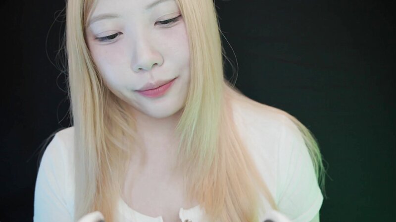 DOOBOO ASMR Ultra-Close Mouth Sounds and Hand Movements with Fish Tank Background Licking and Spit Painting