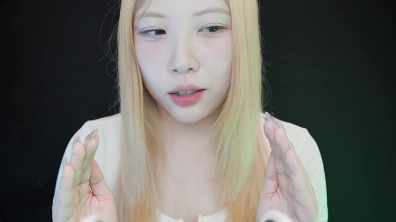 DOOBOO ASMR Ultra-Close Mouth Sounds and Hand Movements with Fish Tank Background Licking and Spit Painting