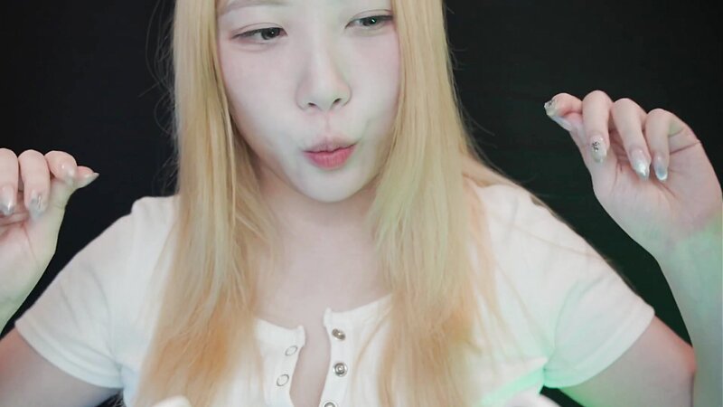 DOOBOO ASMR Ultra-Close Mouth Sounds and Hand Movements with Fish Tank Background Licking and Spit Painting