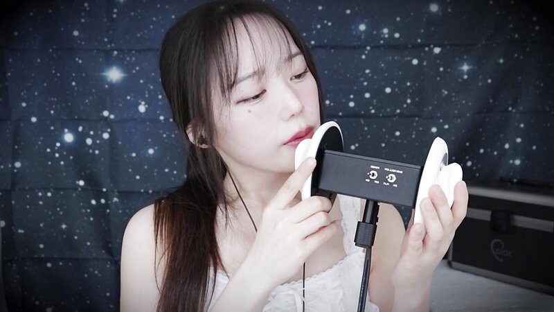 Jamonghae ASMR Mouth Sounds with Soft Korean Whispering 3Dio Ear-to-Ear Tingles