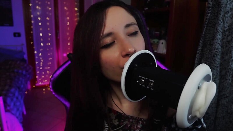 Itskikuneko Soft ASMR Ear Licking Sensation