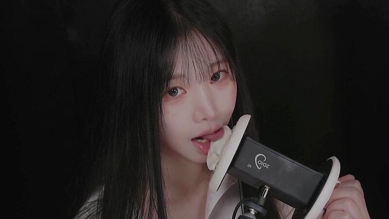 Yoon Ying ASMR Girlfriend Roleplay – Ear Licking, Whispering, and Intimate Kissing