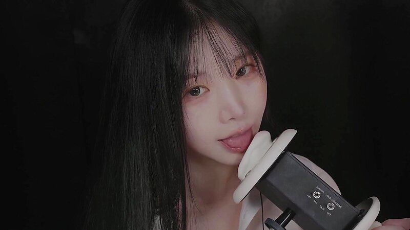 Yoon Ying ASMR Girlfriend Roleplay – Ear Licking, Whispering, and Intimate Kissing