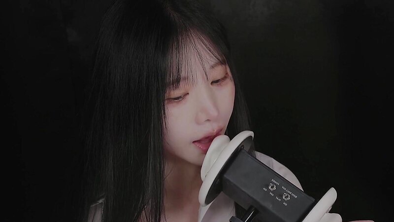 Yoon Ying ASMR Girlfriend Roleplay – Ear Licking, Whispering, and Intimate Kissing