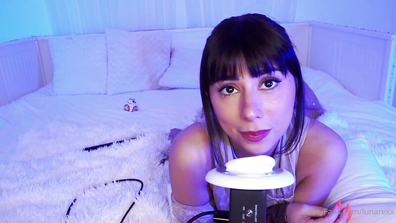 LunaRexx STAR WARS Rey Cosplay ASMR Ear Licking