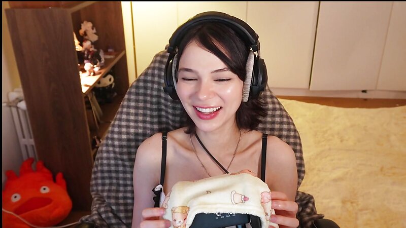 MaimyNyan ASMR Relaxing Chat and SFW 3Dio Sounds in Live Stream