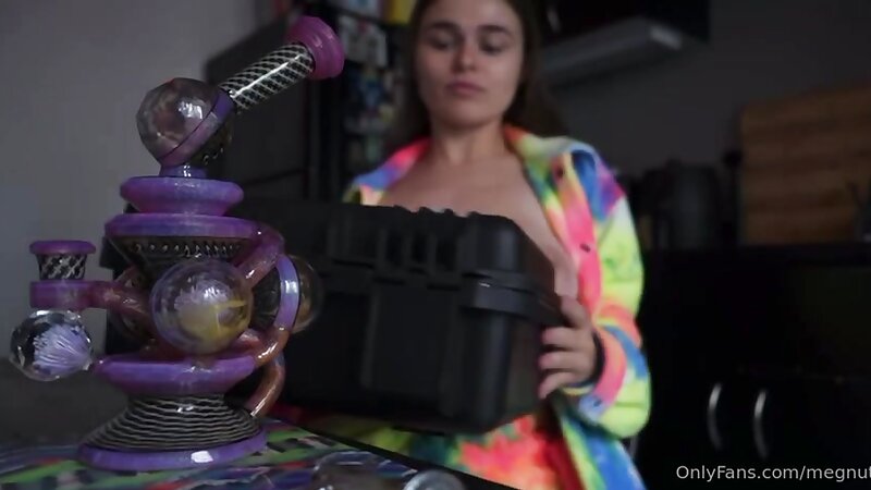 Megan Guthrie / Megnutt02 - 420 BONG & PLAY WITH MY HUGE TITTS