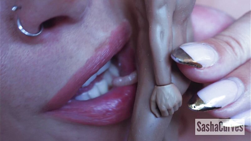 SashaCurves - Reluctant Giantess Mom