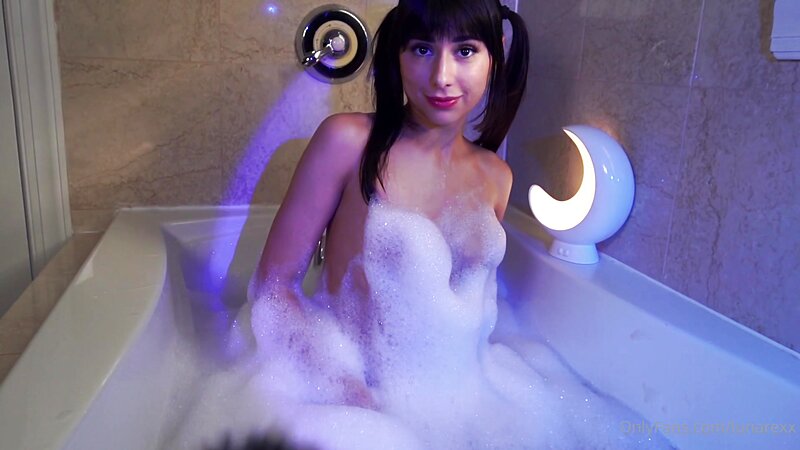 LunaRexx - Bathtub Solo Fun with Dildo