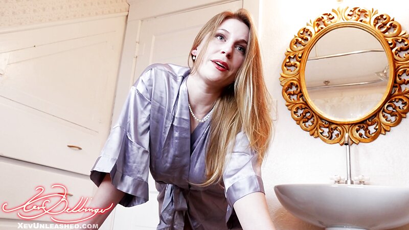 Xev Bellringer - Auntie's Bathtime Handjob