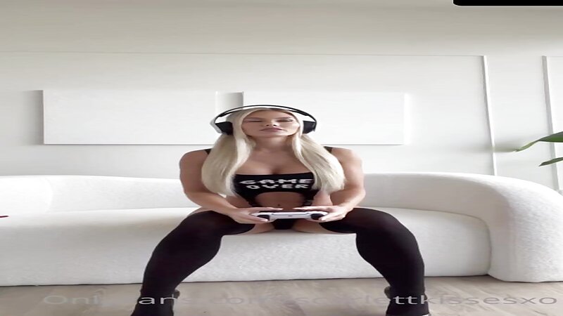ScarlettKissesXO Lesbian Sex scene