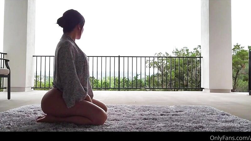 Alinity Nude Yoga and Sexy Stretching