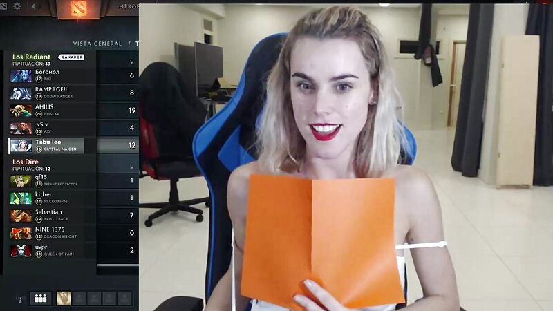 Twitch Streamer Embarrassing Nipple Slip
