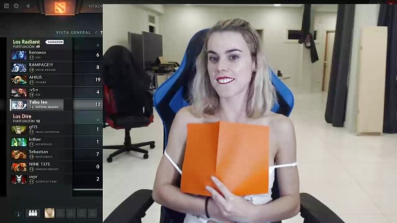 Twitch Streamer Embarrassing Nipple Slip