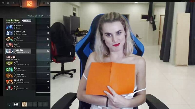 Twitch Streamer Embarrassing Nipple Slip